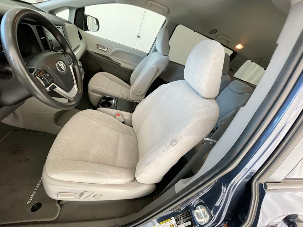 Thumbnail: 2020 Toyota Sienna - 9