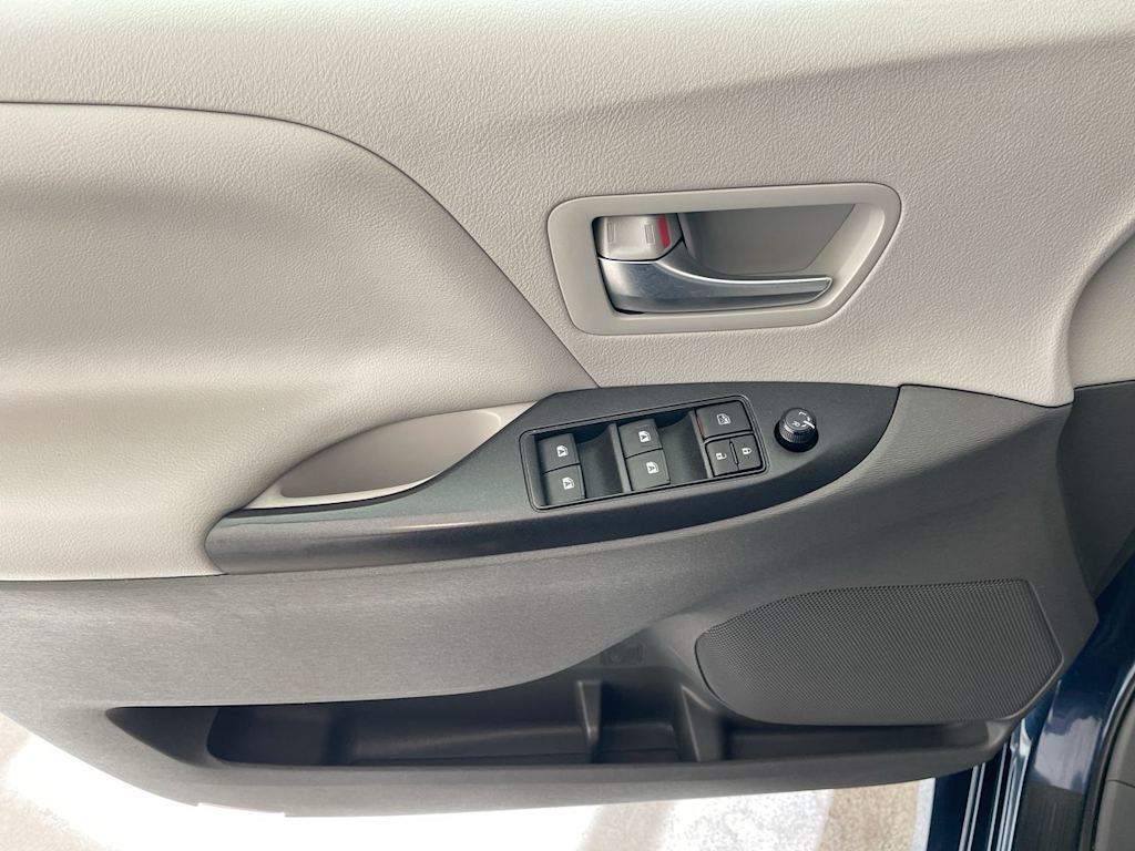 Thumbnail: 2020 Toyota Sienna - 23