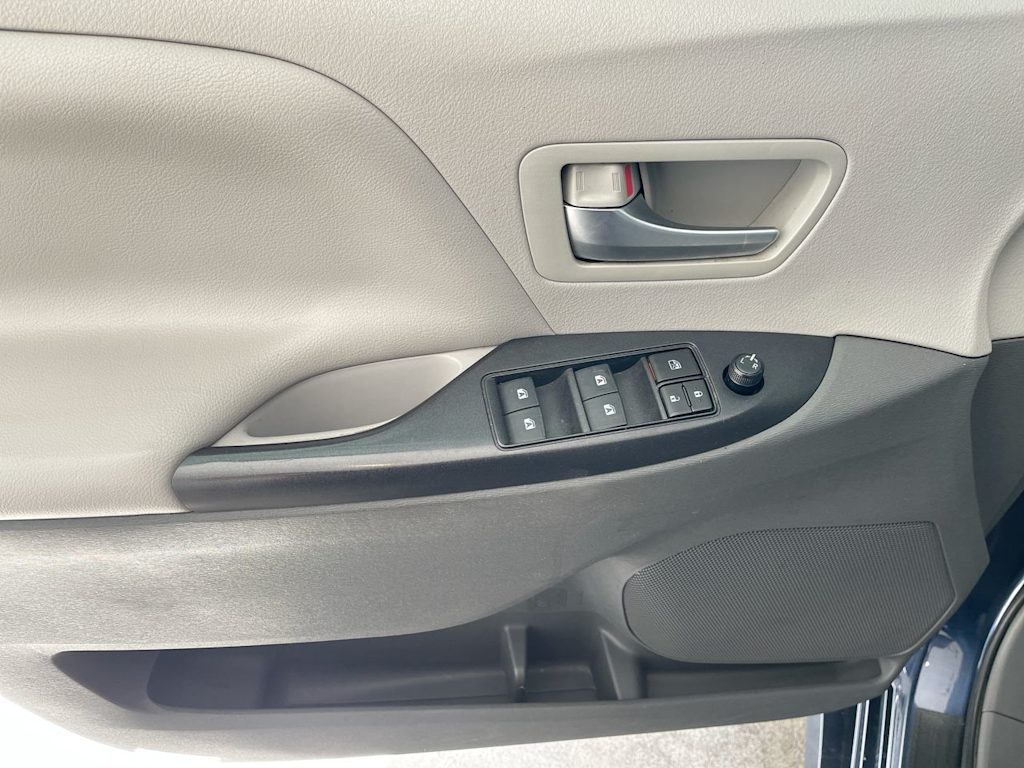Thumbnail: 2020 Toyota Sienna - 23