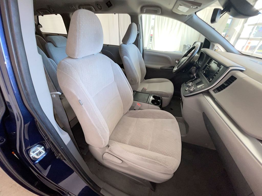 Thumbnail: 2020 Toyota Sienna - 11