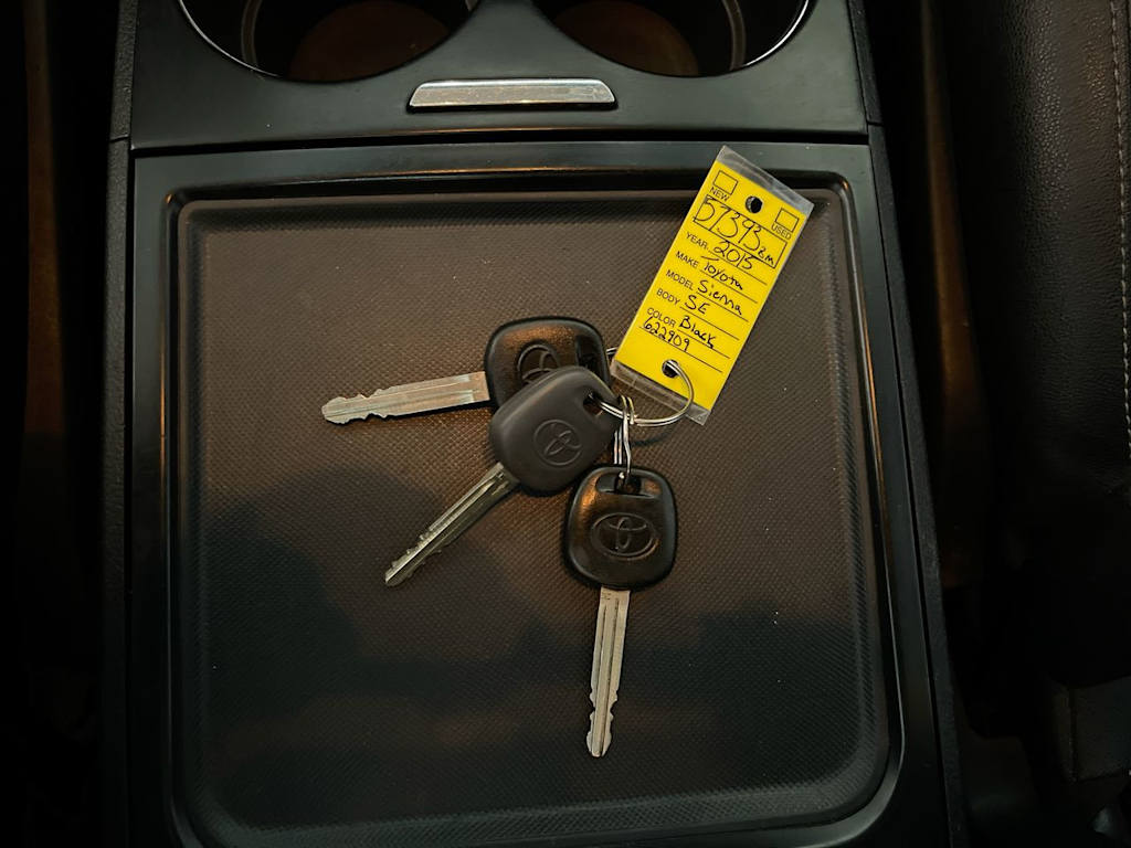 Thumbnail: 2015 Toyota Sienna - 28