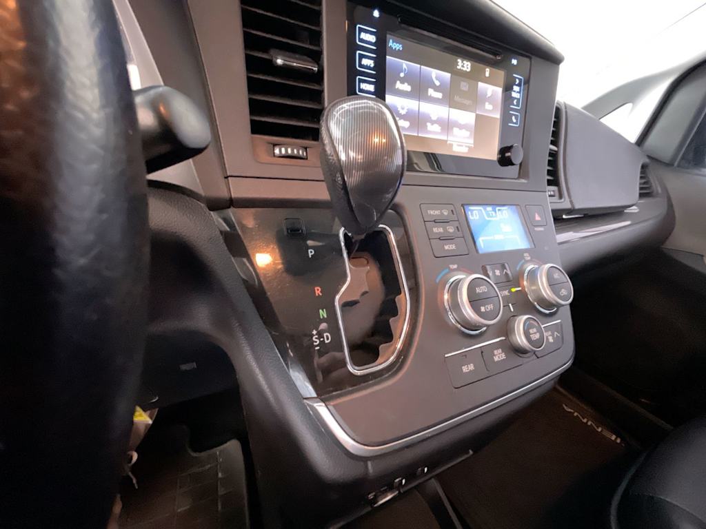 Thumbnail: 2015 Toyota Sienna - 25
