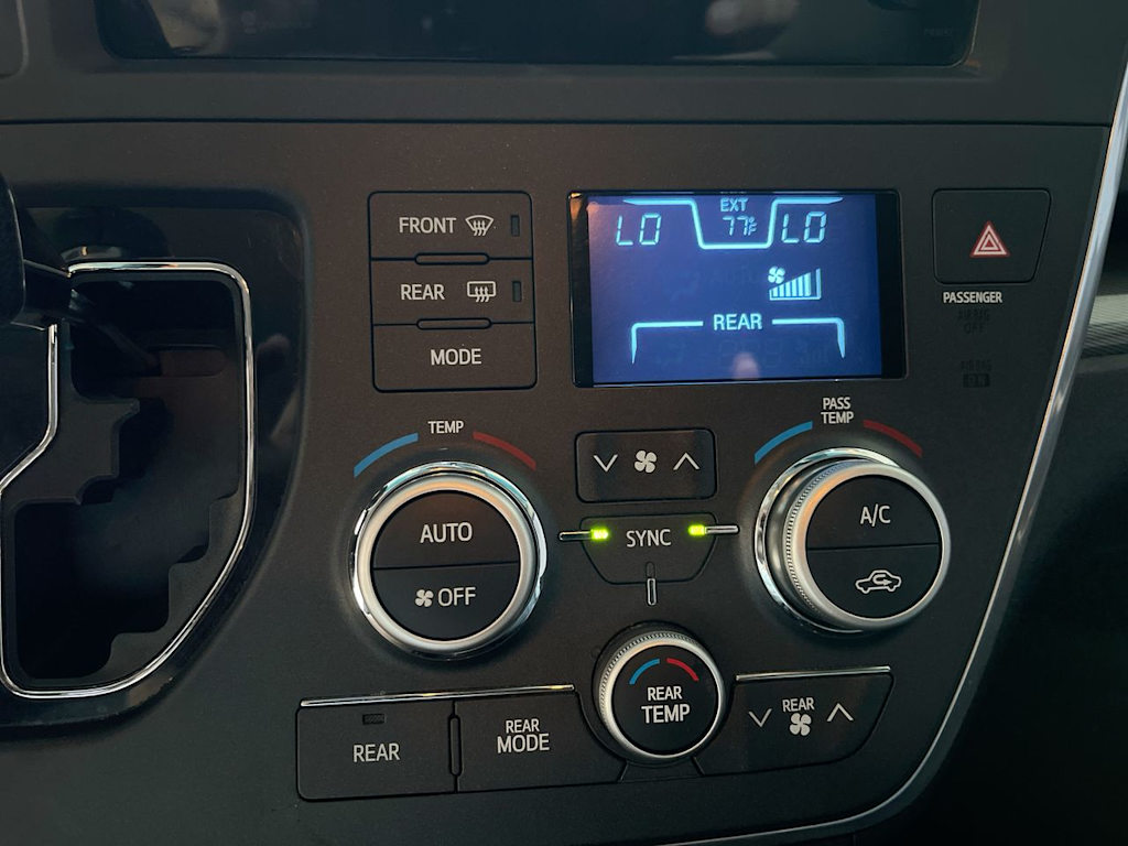 Thumbnail: 2015 Toyota Sienna - 24