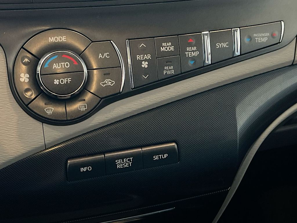 Thumbnail: 2012 Toyota Sienna - 25