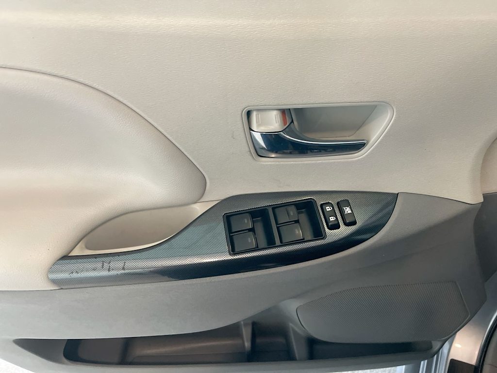 Thumbnail: 2012 Toyota Sienna - 22