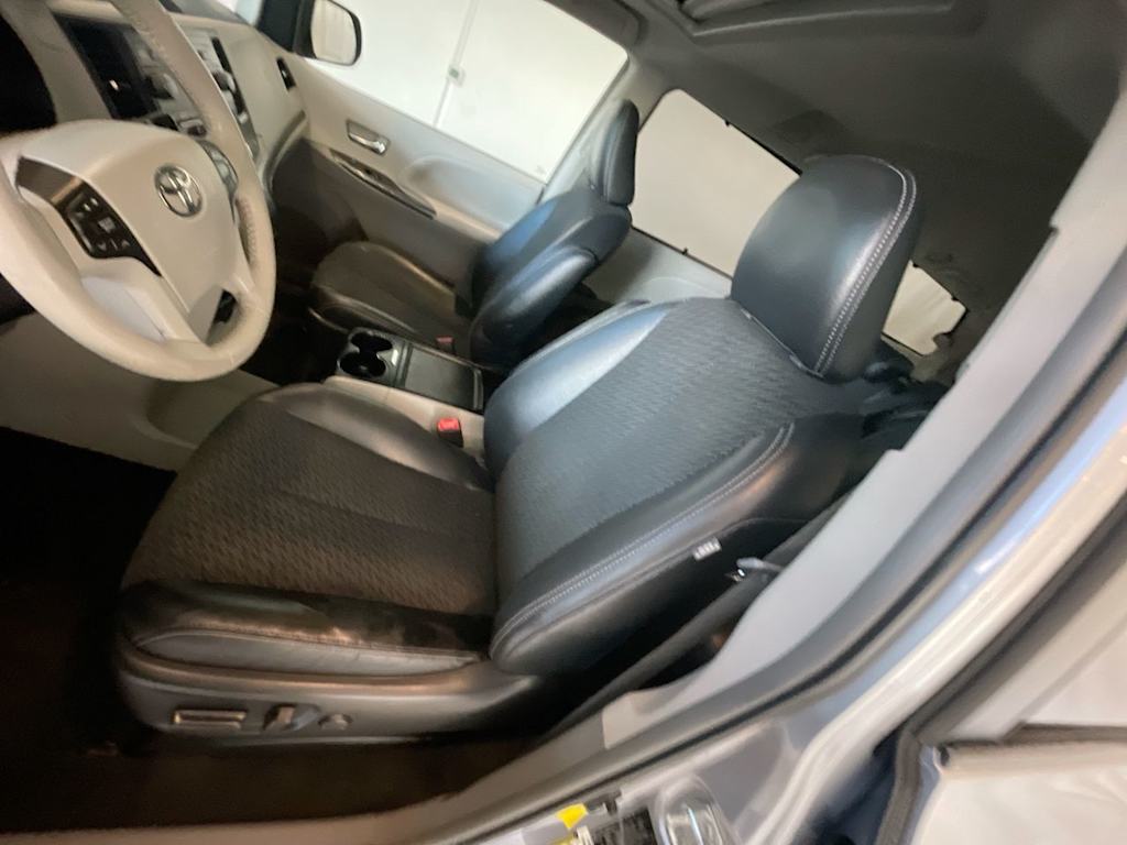 Thumbnail: 2012 Toyota Sienna - 9