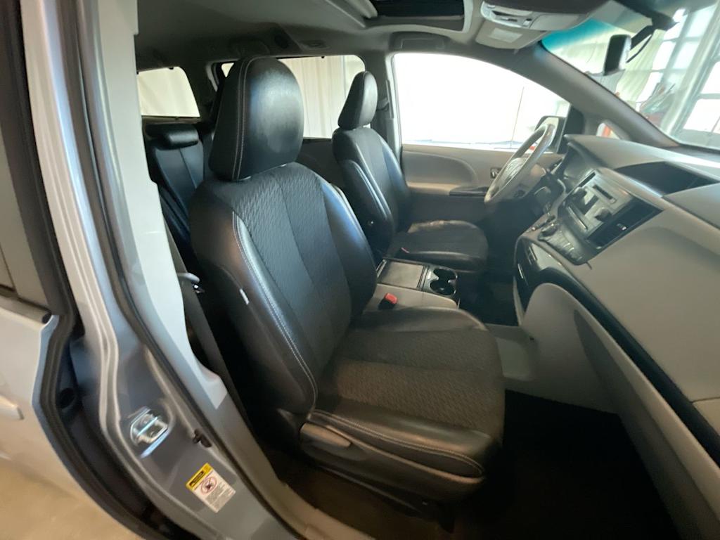 Thumbnail: 2012 Toyota Sienna - 10