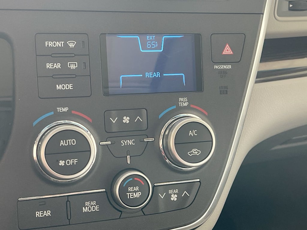 Thumbnail: 2016 Toyota Sienna - 25