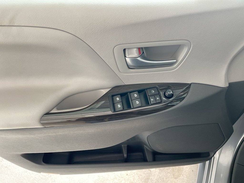 Thumbnail: 2016 Toyota Sienna - 23