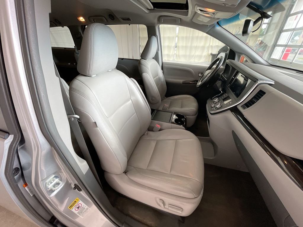 Thumbnail: 2016 Toyota Sienna - 10