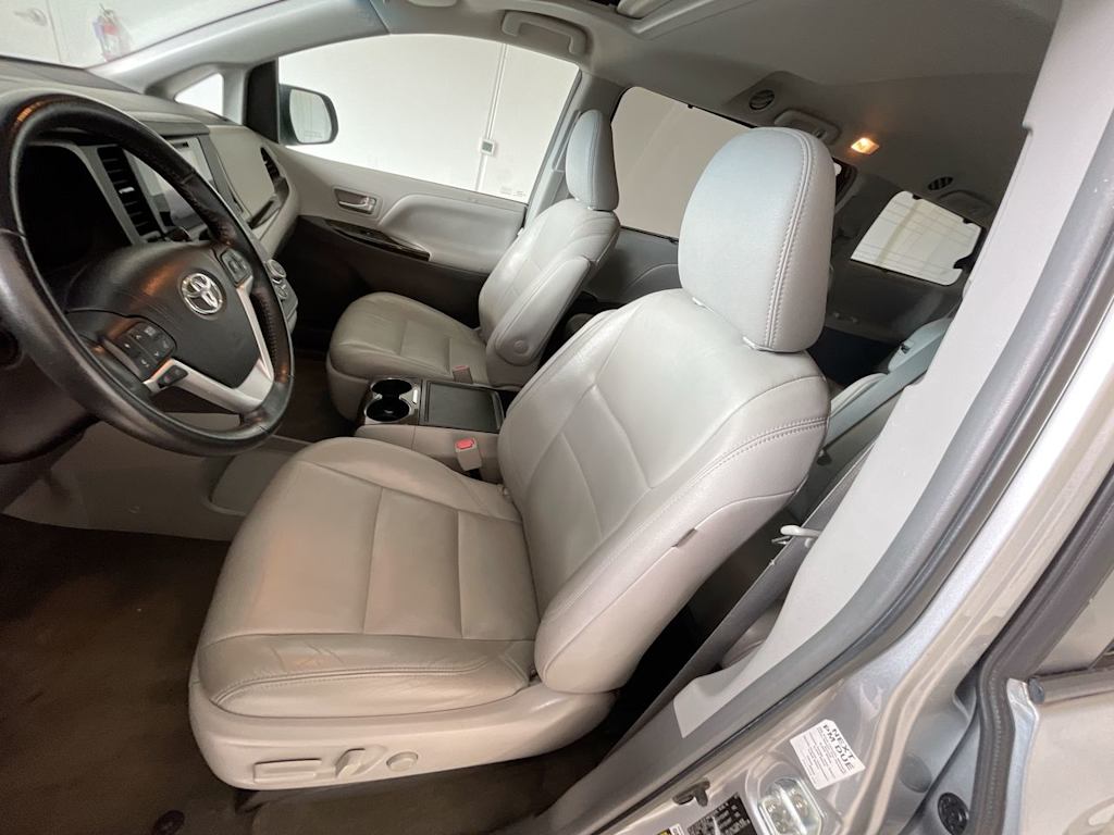 Thumbnail: 2016 Toyota Sienna - 9