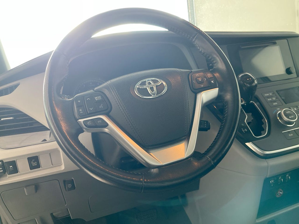 Thumbnail: 2016 Toyota Sienna - 2
