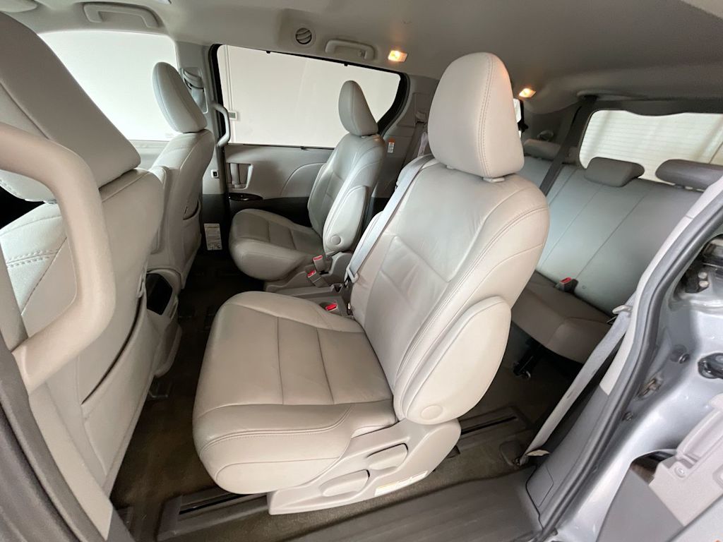 Thumbnail: 2016 Toyota Sienna - 11