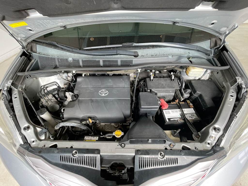 Thumbnail: 2016 Toyota Sienna - 8