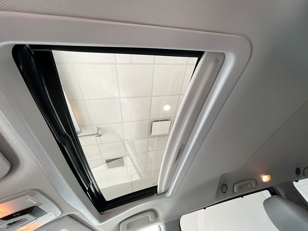 Thumbnail: 2016 Toyota Sienna - 27