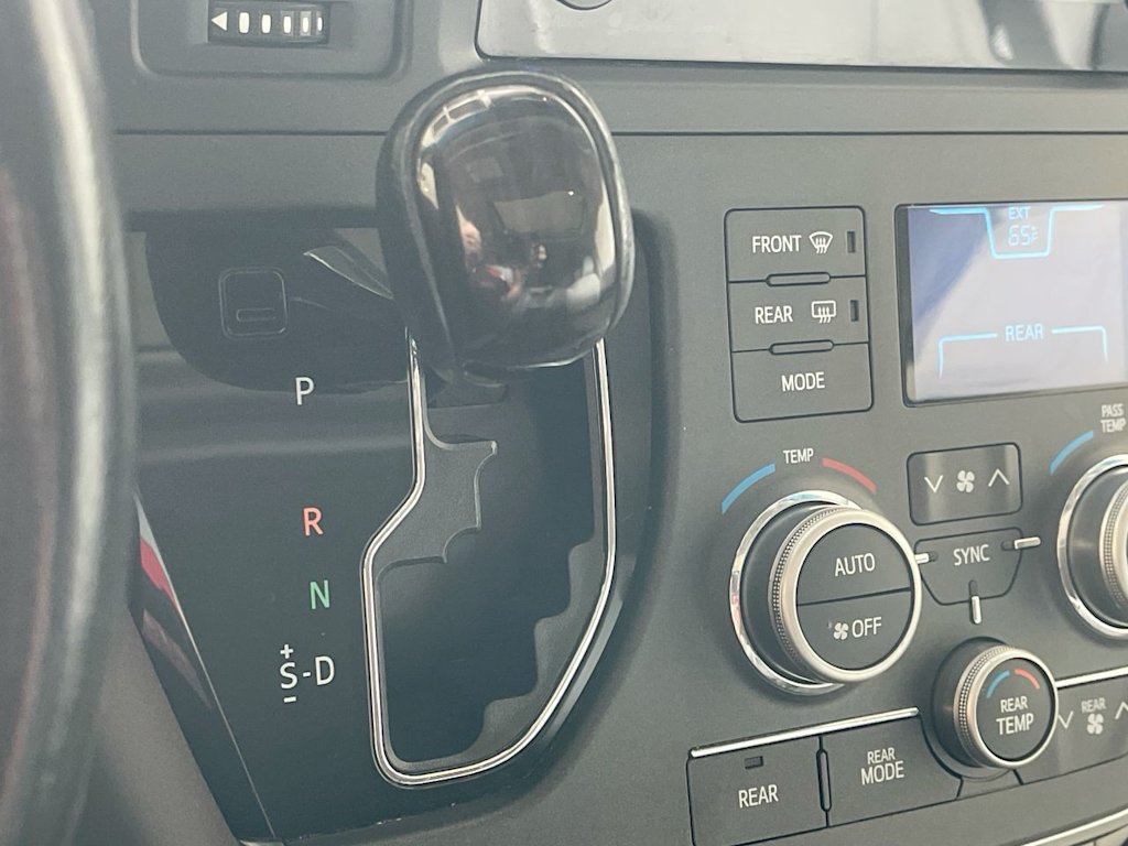 Thumbnail: 2016 Toyota Sienna - 26