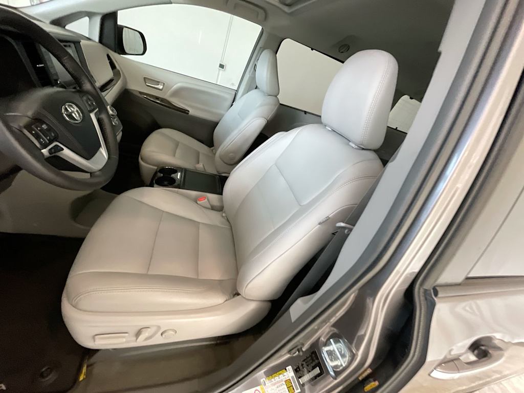Thumbnail: 2018 Toyota Sienna - 9