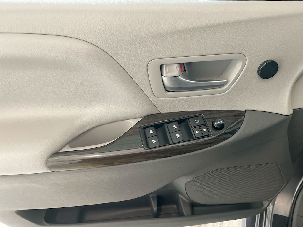 Thumbnail: 2018 Toyota Sienna - 23