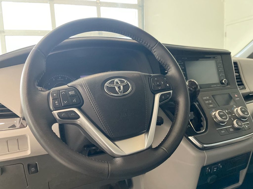 Thumbnail: 2018 Toyota Sienna - 2