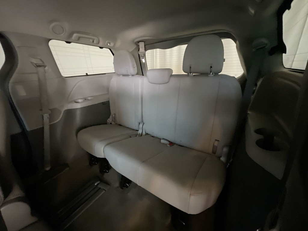 Thumbnail: 2018 Toyota Sienna - 29