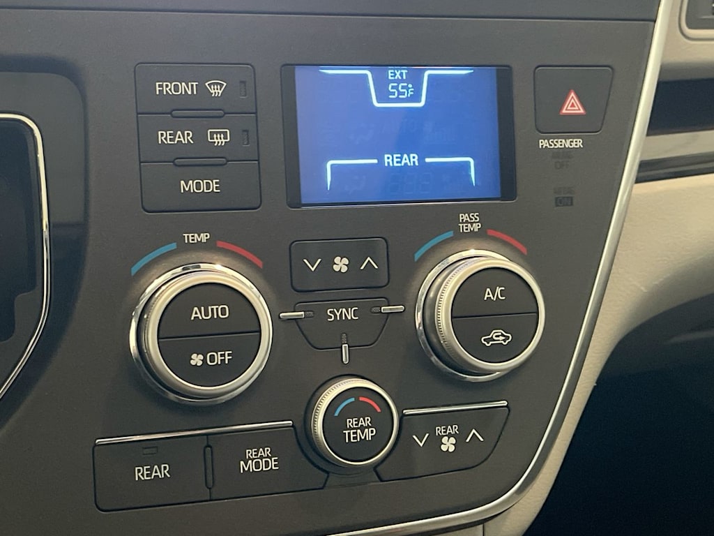 Thumbnail: 2018 Toyota Sienna - 26