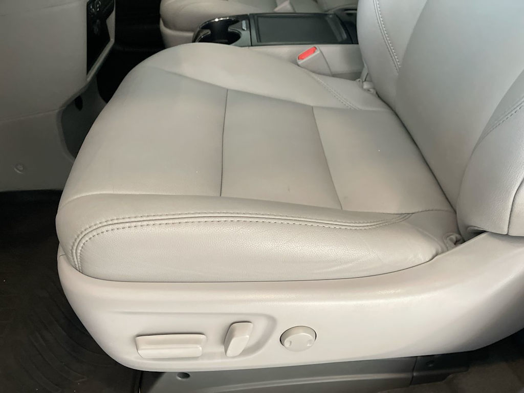 Thumbnail: 2018 Toyota Sienna - 22