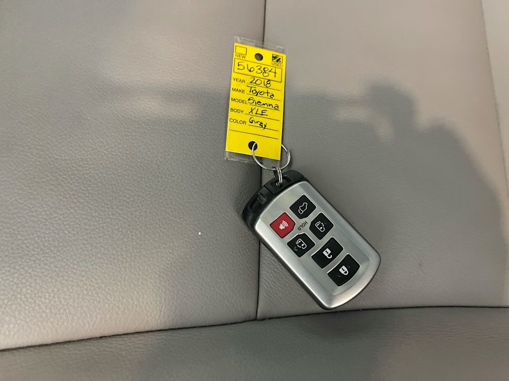 Thumbnail: 2018 Toyota Sienna - 16