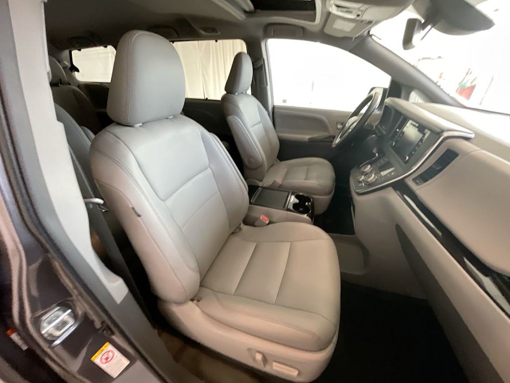 Thumbnail: 2018 Toyota Sienna - 10