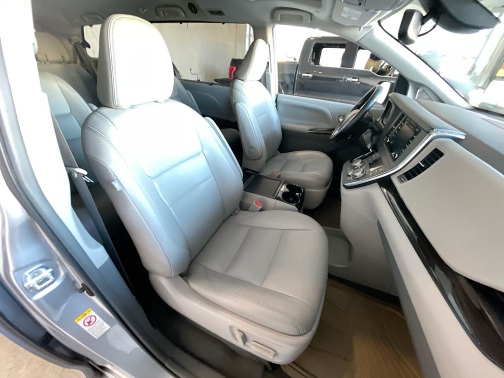 Thumbnail: 2019 Toyota Sienna - 9