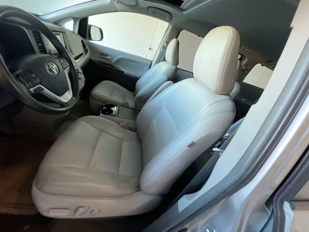Thumbnail: 2019 Toyota Sienna - 8