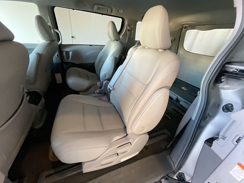 Thumbnail: 2019 Toyota Sienna - 10