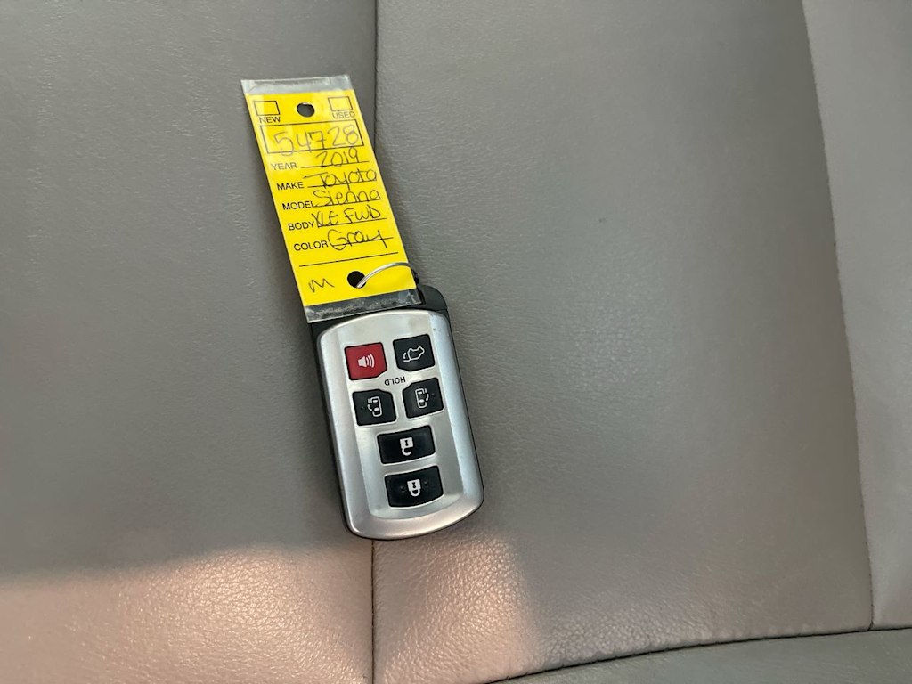 Thumbnail: 2019 Toyota Sienna - 15