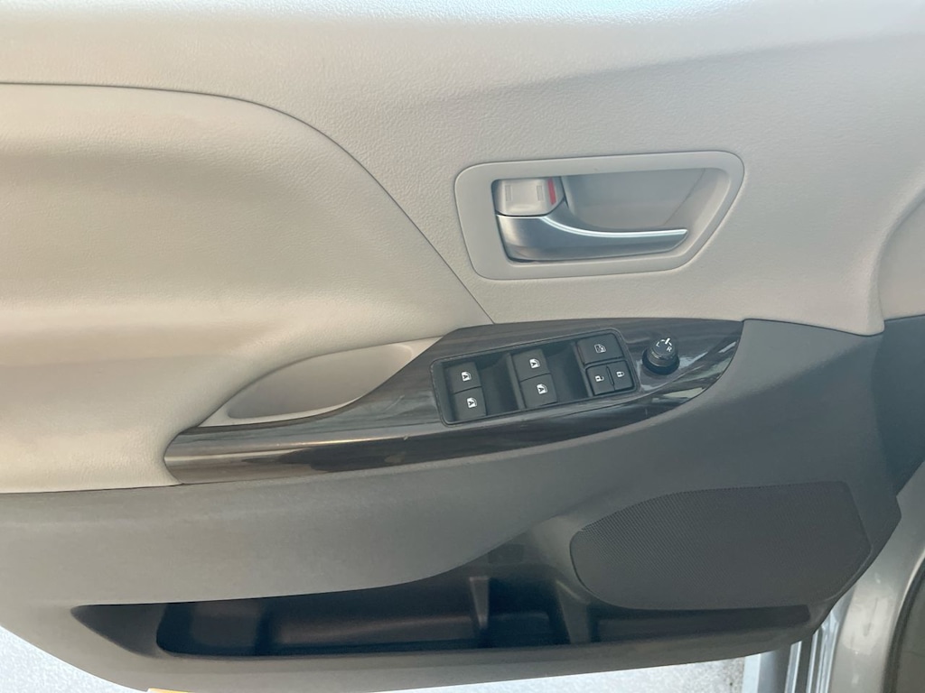 Thumbnail: 2019 Toyota Sienna - 22