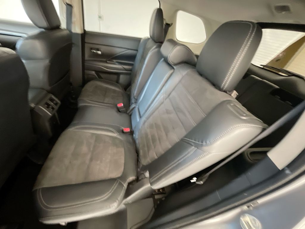 Thumbnail: 2020 Mitsubishi Outlander - 26