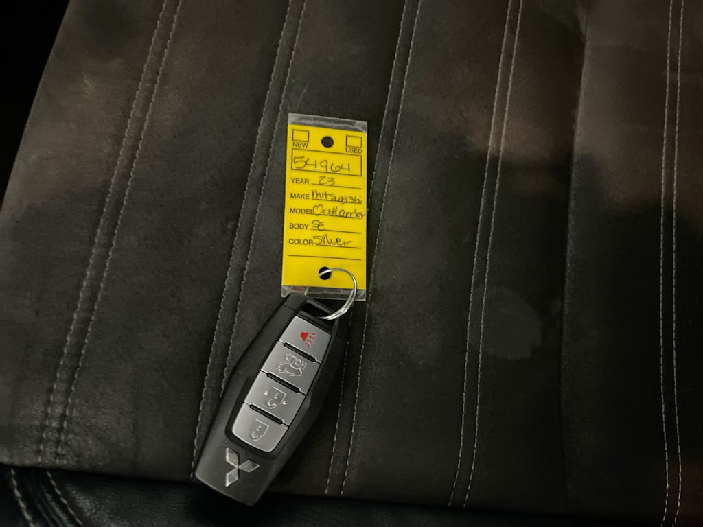 Thumbnail: 2023 Mitsubishi Outlander - 17