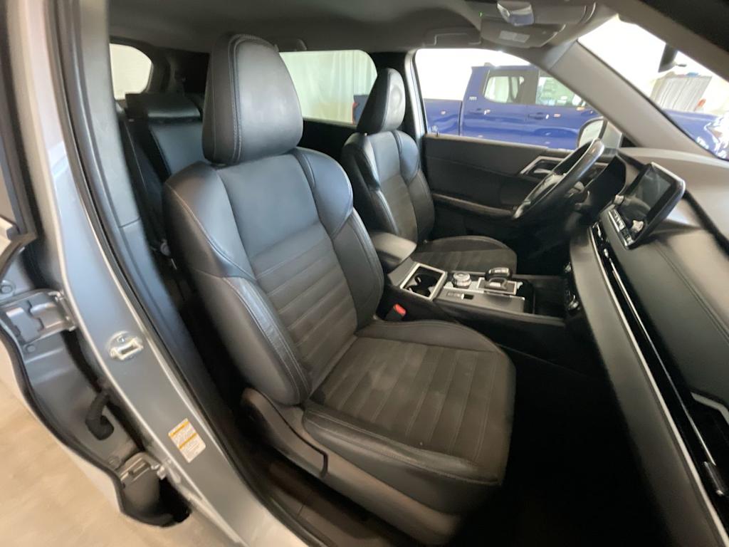 Thumbnail: 2023 Mitsubishi Outlander - 11