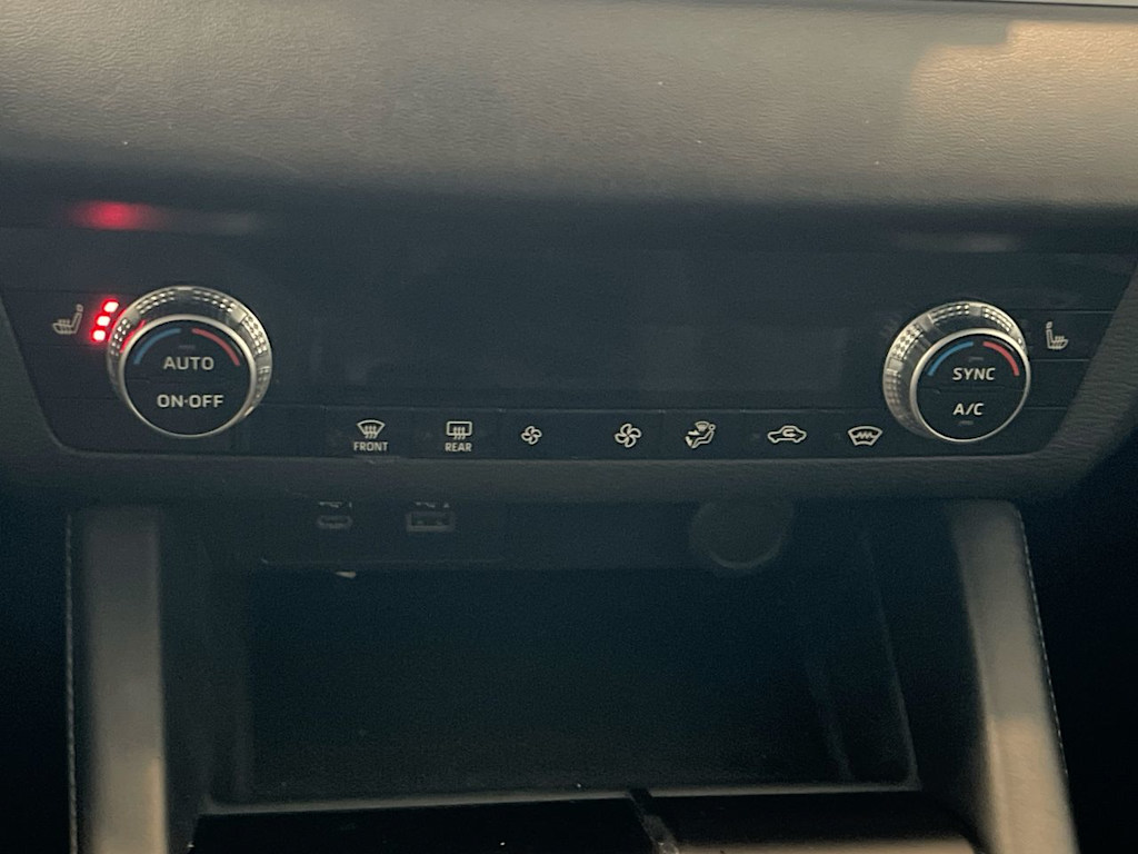 Thumbnail: 2023 Mitsubishi Outlander - 25