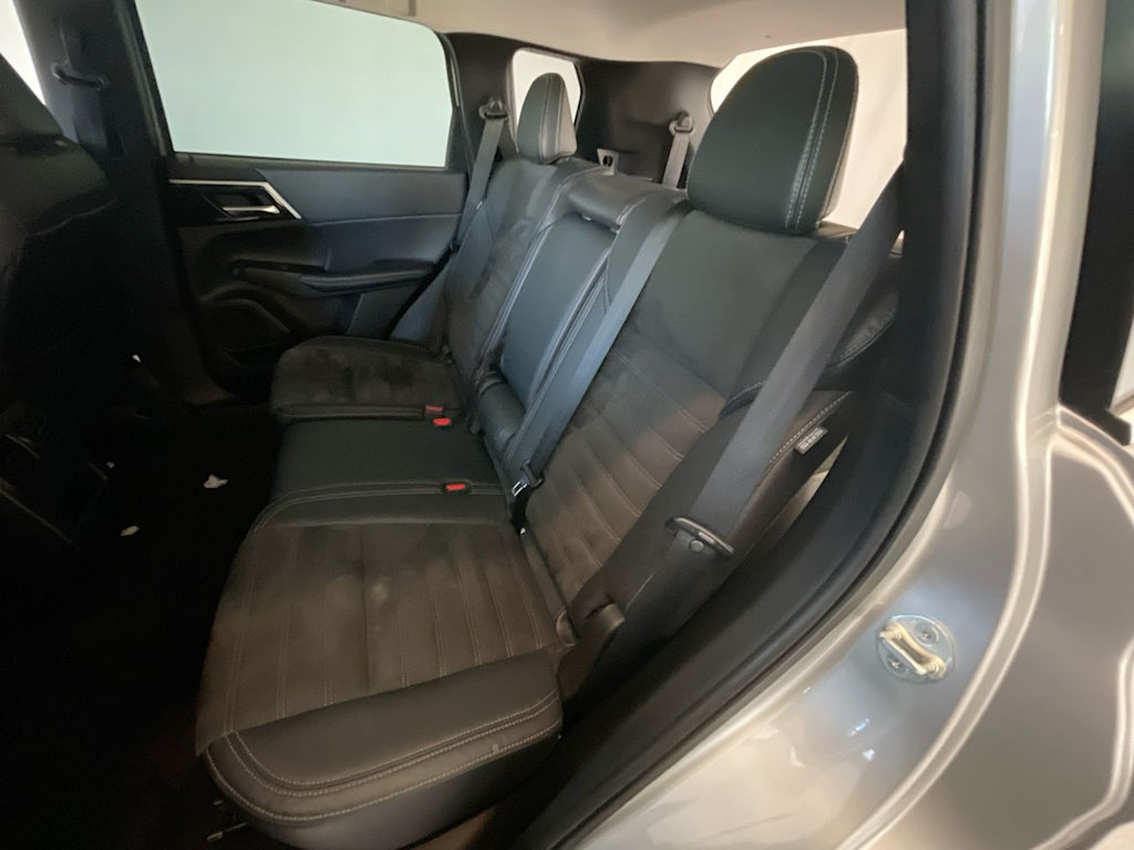 Thumbnail: 2023 Mitsubishi Outlander - 12