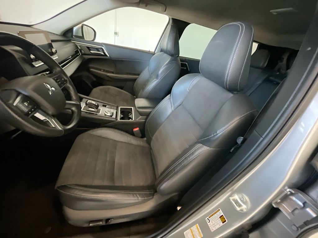 Thumbnail: 2023 Mitsubishi Outlander - 10