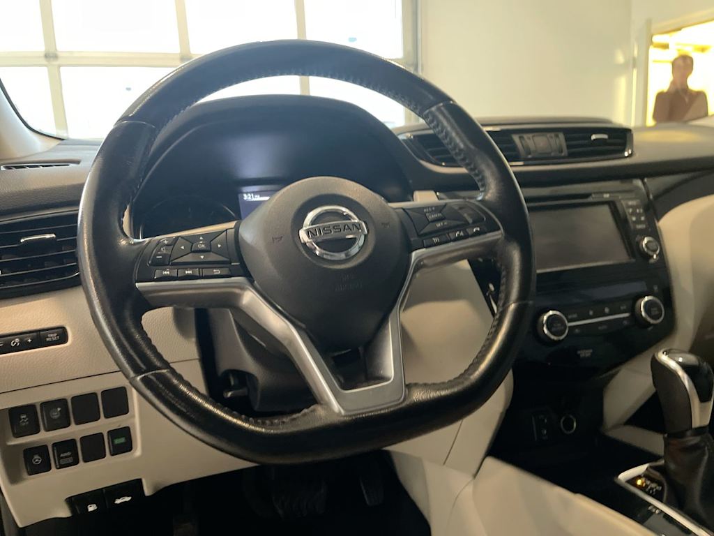 Thumbnail: 2017 Nissan Rogue Sport - 2