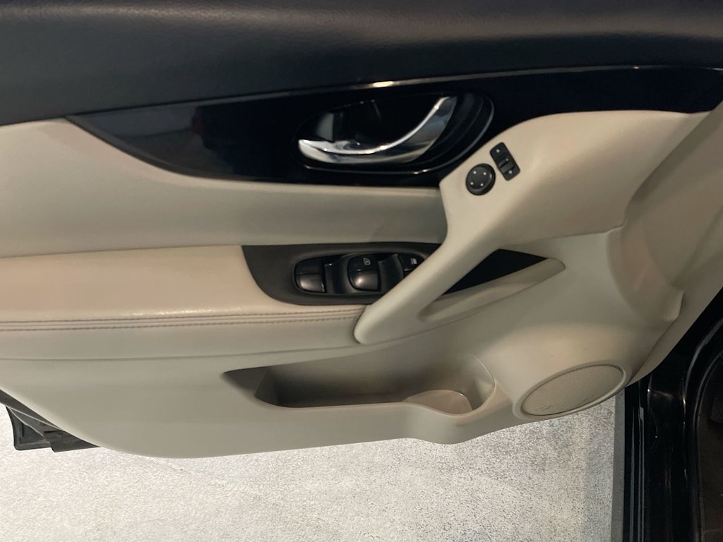 Thumbnail: 2017 Nissan Rogue Sport - 23