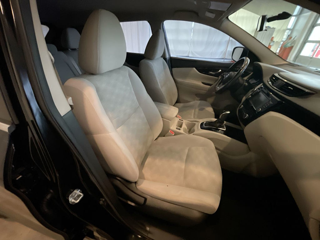 Thumbnail: 2017 Nissan Rogue Sport - 11