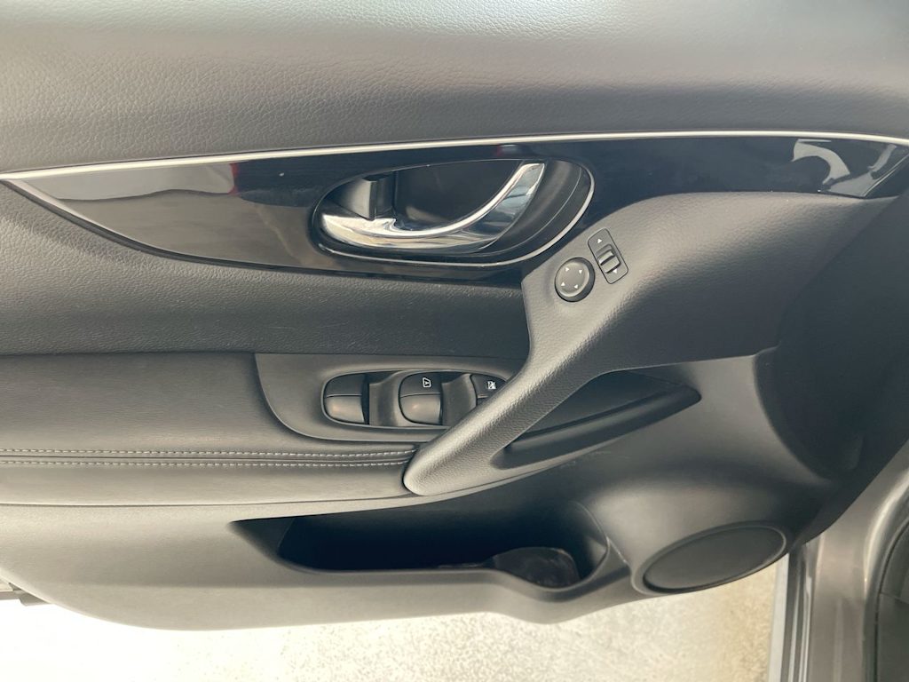 Thumbnail: 2018 Nissan Rogue Sport - 23