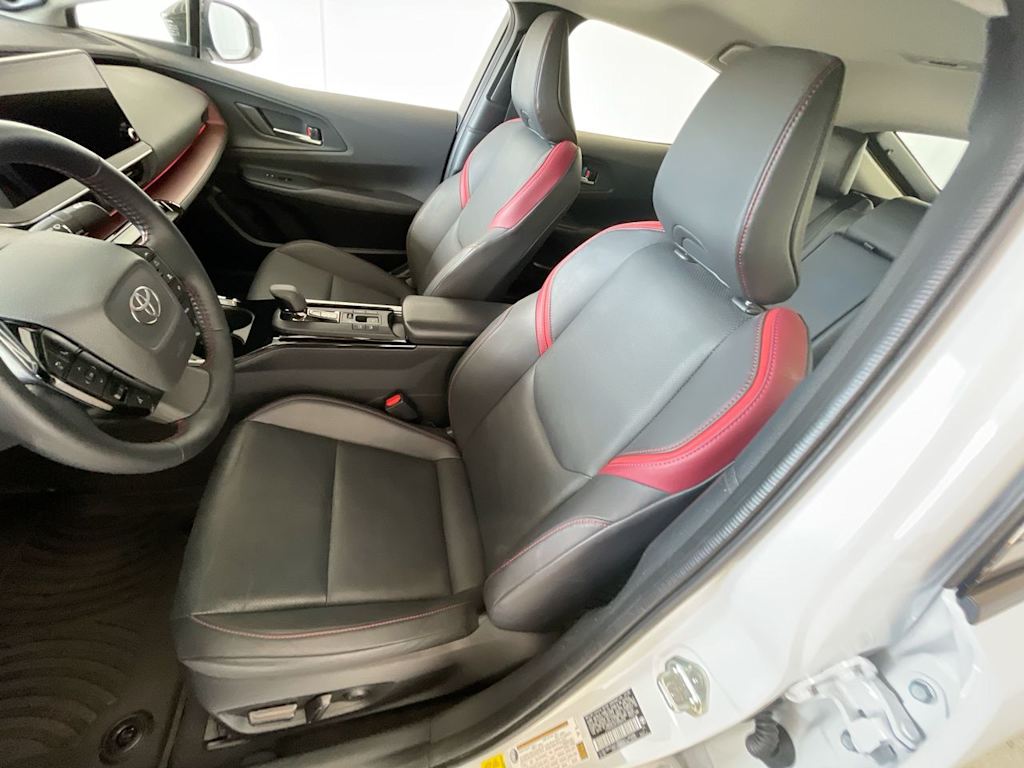 Thumbnail: 2026 Toyota Prius v - 8