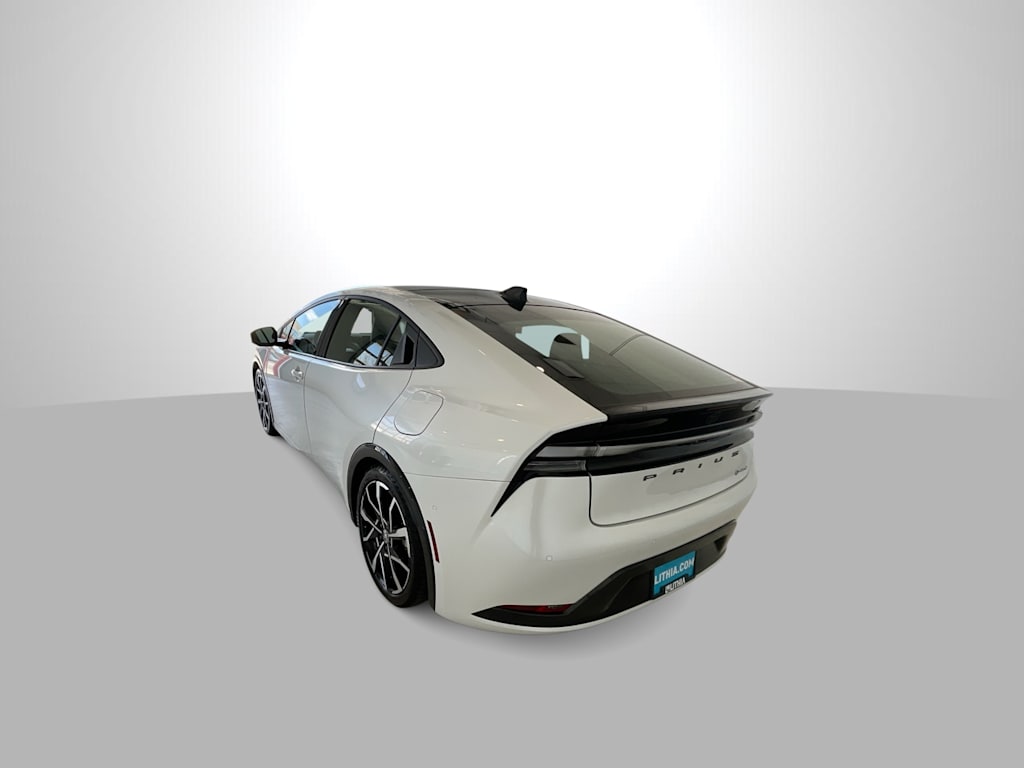 Thumbnail: 2026 Toyota Prius v - 18