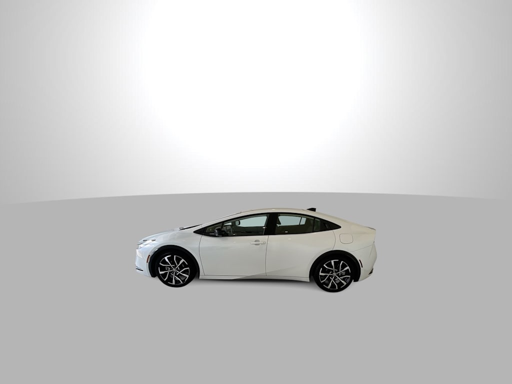Thumbnail: 2026 Toyota Prius v - 17