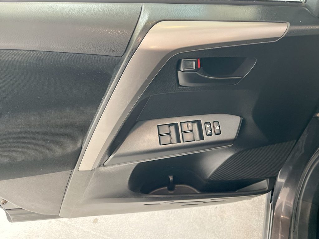 Thumbnail: 2018 Toyota RAV4 - 23
