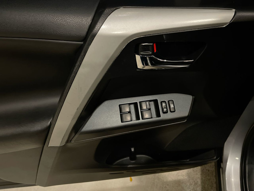 Thumbnail: 2018 Toyota RAV4 - 23