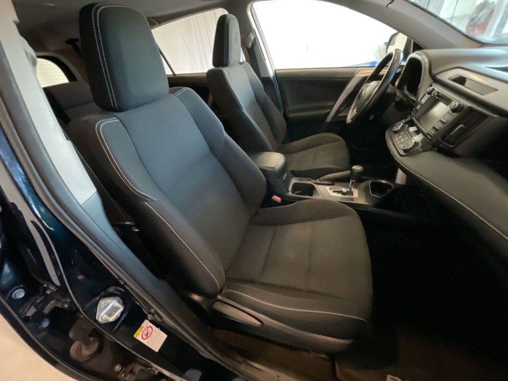 2017 Toyota RAV4 HYBRID XLE 9