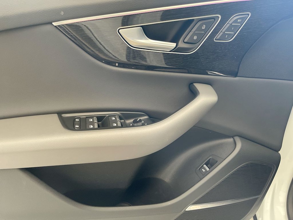 Thumbnail: 2020 Audi Q8 - 23
